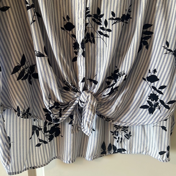 Maurice’s floral blouse. - Picture 4 of 5